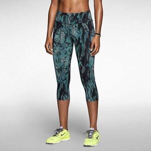 Nike Womens Legendary Waves Capri Tights, size Small